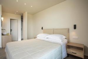 根纳迪Aethrion Villas & Suites的卧室配有白色大床和水槽