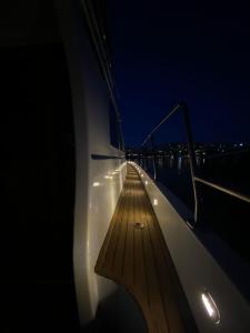 伊斯坦布尔ESESYATTURİZM的夜间有木甲板的船