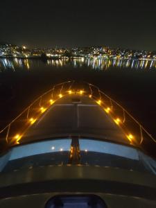伊斯坦布尔ESESYATTURİZM的夜间有灯光的船只景色