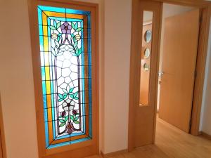 曼雷沙Pis de bon disseny i sostenible.的走廊上设有彩色玻璃窗的门
