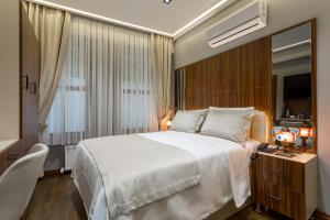 伊斯坦布尔Dream Park Hotel的卧室设有一张白色大床和一扇窗户。