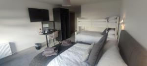 格伦科伦基尔John Eoinìn's Bar and accommodation的一间卧室配有两张双层床和电视