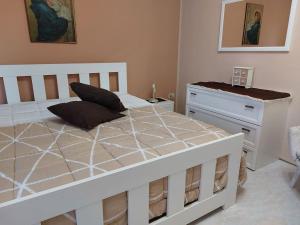 GiardinelloAppartamento in Villa Lory的卧室配有一张白色大床和一张书桌