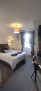 格伦科伦基尔John Eoinìn's Bar and accommodation的一间卧室设有一张大床和一个窗户。