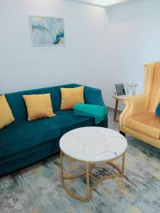 内罗毕Wanderstay kenya的客厅配有蓝色的沙发和桌子