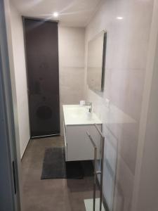 卡萨拉诺loft corte pisanelli的白色的浴室设有水槽和卫生间。
