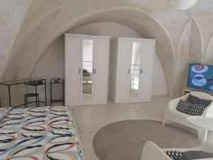 卡萨拉诺loft corte pisanelli的客厅设有一张床和两扇门