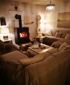 阿特湖畔翁特拉赫Countryhouse Lake Attersee - Sauna, Kamin, Seeblick的带沙发和壁炉的客厅