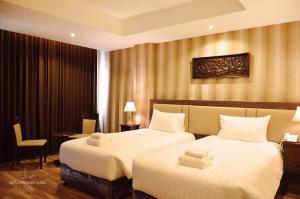 莱卡邦素万那普威乐机场酒店的酒店客房,配有两张带毛巾的床