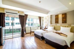 莱卡邦素万那普威乐机场酒店的酒店客房设有两张床和大窗户。