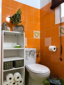 罗塔Céntrico Rota Beach.的橙色瓷砖浴室设有卫生间和卫生纸卷