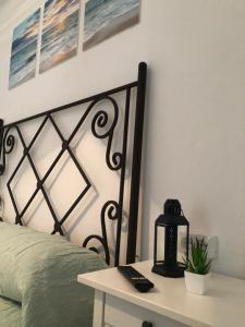 罗塔Céntrico Rota Beach.的一间卧室配有一张床和一张带台灯的桌子