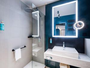 华沙华沙中心诺富特酒店的一间带水槽和镜子的浴室