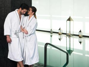 卡萨布兰卡卡萨布兰卡布兰奇索菲特大酒店的身着白色长袍的男人和女人站在游泳池旁