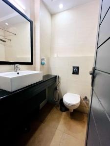 新德里Hotel Majestic stay - East of Kailash的浴室配有白色水槽和卫生间。