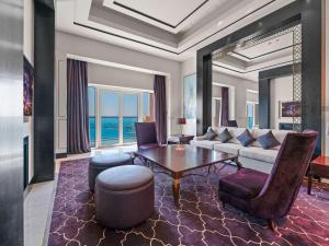 阿布扎比Rixos Marina Abu Dhabi的客厅配有沙发和桌子
