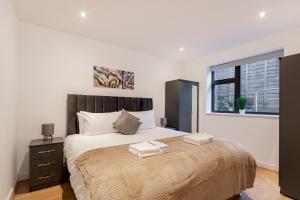 Luxury Three Bedrooms Flat, Coulsdon CR5客房内的一张或多张床位