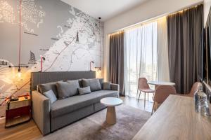 迪拜Ink Hotel的客厅配有沙发和墙上的地图