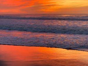 拉卡诺Villa NIKKITA的海滩上的日落与海洋