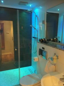汉诺威Self-Service by Hotel Savoy Hannover的带淋浴、卫生间和盥洗盆的浴室