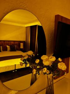 安塔利亚PRIVADO HOTELS的一间卧室配有大镜子和花瓶