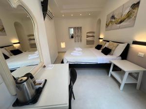 蒙特罗索阿尔马雷苏尔阿科房东酒店的小房间设有两张床和镜子
