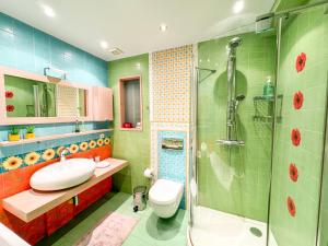 沃洛斯Blue Bay Villa的浴室配有盥洗盆、卫生间和淋浴。