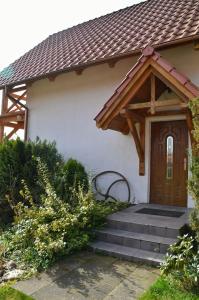 图霍拉Agroturystyka w Świcie的一座带木门和楼梯的房子