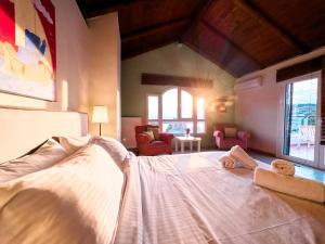沃洛斯Blue Bay Villa的一间卧室配有一张床,上面有两条毛巾