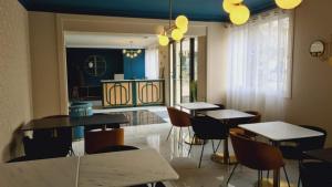 普罗旺斯艾克斯快帆酒店的一间在房间内配有桌椅的餐厅