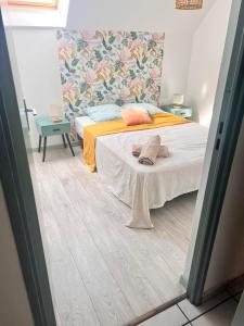 圣丹尼斯Duplex Ophélie的一间卧室配有一张带橙色毯子的床