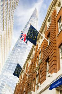 伦敦伦敦桥酒店的两面英国国旗在建筑物前飘