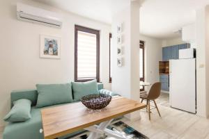布尔加斯Summer Vibes Apartment的客厅配有蓝色的沙发和桌子