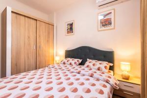 布尔加斯Summer Vibes Apartment的一间卧室配有一张带红色和白色枕头的大床