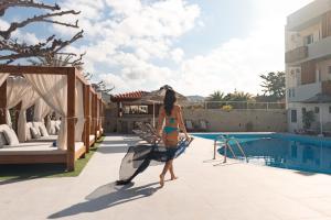 库基尼坎尼奥Dimitra Hotel & Apartments by Omilos Hotels的游泳池旁的比基尼女人
