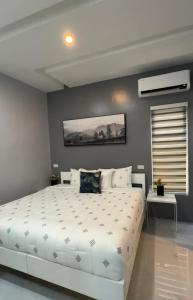 达沃市Anavada Apartment - Davao City的卧室配有一张白色大床