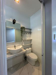 达沃市Anavada Apartment - Davao City的一间带水槽、卫生间和镜子的浴室