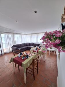 奇尼斯b&b antichi colori的客厅配有桌子、沙发和鲜花