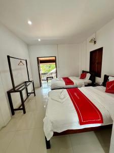 琅勃拉邦Residence Boutique Hotel的一间卧室配有两张床和一张书桌