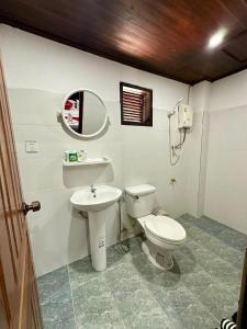 琅勃拉邦Residence Boutique Hotel的一间带卫生间和水槽的浴室