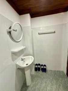琅勃拉邦Residence Boutique Hotel的白色的浴室设有水槽和镜子