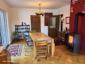 施内贝格山麓普赫贝格CasaLucía - hometel的客厅配有桌子和燃木炉。
