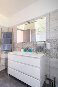 RedessanVILLA KAPETANAKIS的白色的浴室设有水槽和镜子