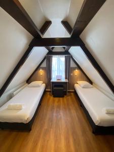 阿姆斯特丹老城区酒店的阁楼间设有两张床,设有窗户
