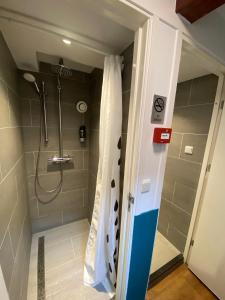 阿姆斯特丹老城区酒店的带淋浴和浴帘的浴室