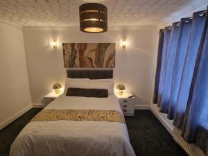 BuckinghamshireSteyn Guest Lodge的一间卧室配有白色的床和蓝色窗帘