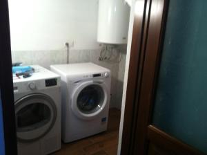 阿里特佐萨珀森图旅馆的洗衣房配有洗衣机和洗衣机