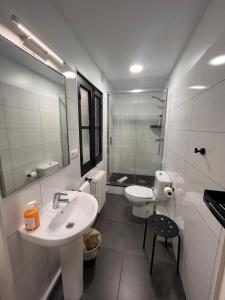 普奇塞达Hostal ARS的白色的浴室设有水槽和卫生间。