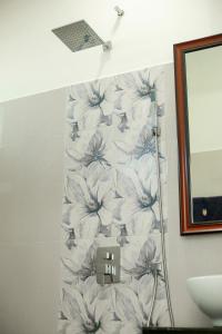韦利格默The Blue Haze Weligama的浴室墙上挂有花壁画