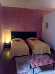 明德卢Casa Azul的一间设有两张床和一张桌子的房间